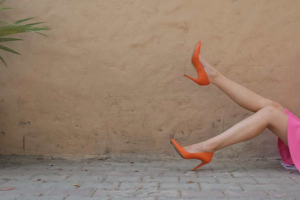 Scarpe estate 2025: sandali minimal, sabot colorati e sneakers